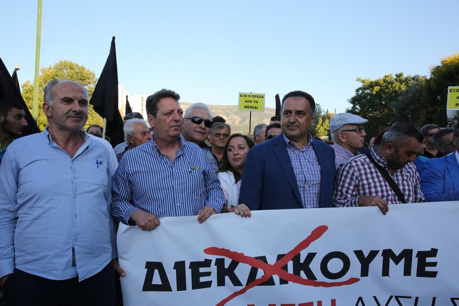 «Ανοχή τέλος, δώστε λύση τώρα» -Συγκέντρωση οργής κατοίκων του Μενιδίου με μαύρες σημαίες [εικόνες] | iefimerida.gr 5