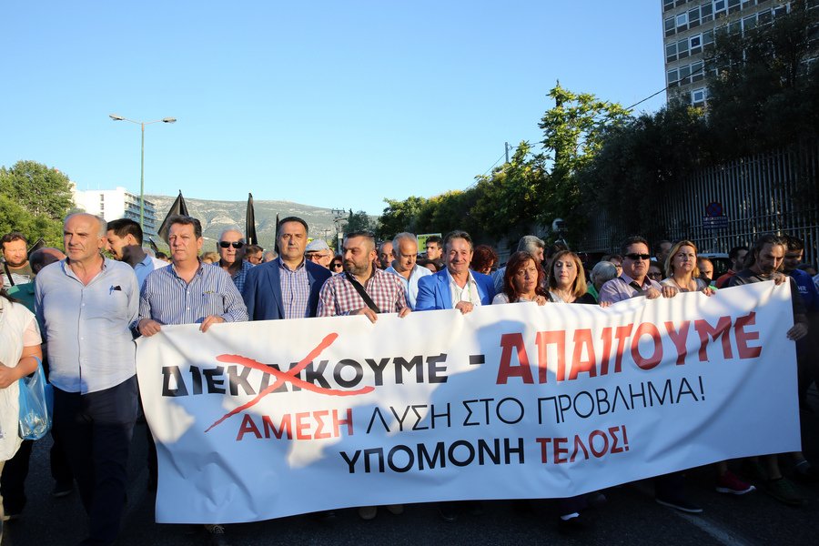 «Ανοχή τέλος, δώστε λύση τώρα» -Συγκέντρωση οργής κατοίκων του Μενιδίου με μαύρες σημαίες [εικόνες] | iefimerida.gr 6