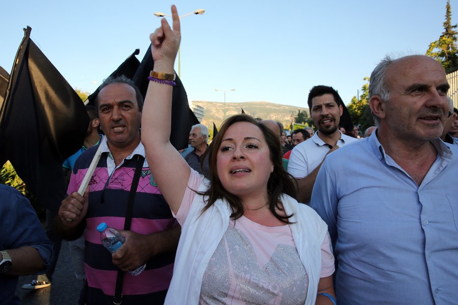 «Ανοχή τέλος, δώστε λύση τώρα» -Συγκέντρωση οργής κατοίκων του Μενιδίου με μαύρες σημαίες [εικόνες] | iefimerida.gr 2