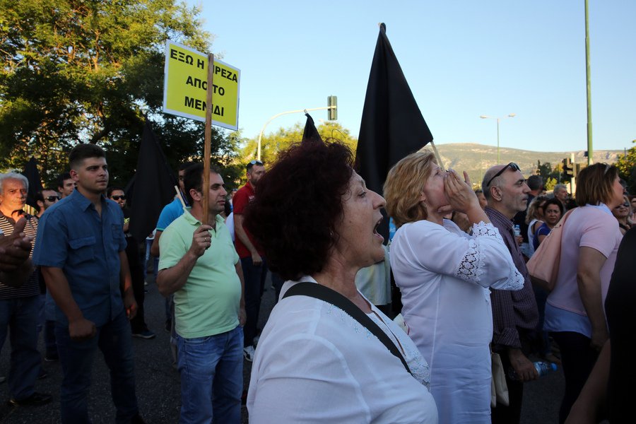 «Ανοχή τέλος, δώστε λύση τώρα» -Συγκέντρωση οργής κατοίκων του Μενιδίου με μαύρες σημαίες [εικόνες] | iefimerida.gr 1