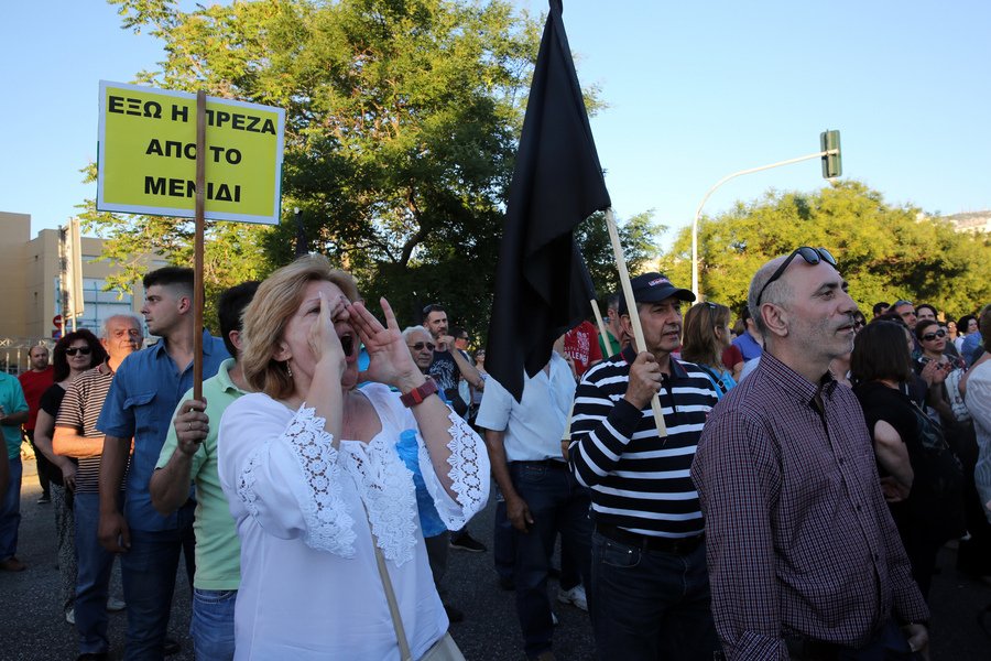 «Ανοχή τέλος, δώστε λύση τώρα» -Συγκέντρωση οργής κατοίκων του Μενιδίου με μαύρες σημαίες [εικόνες] | iefimerida.gr 0