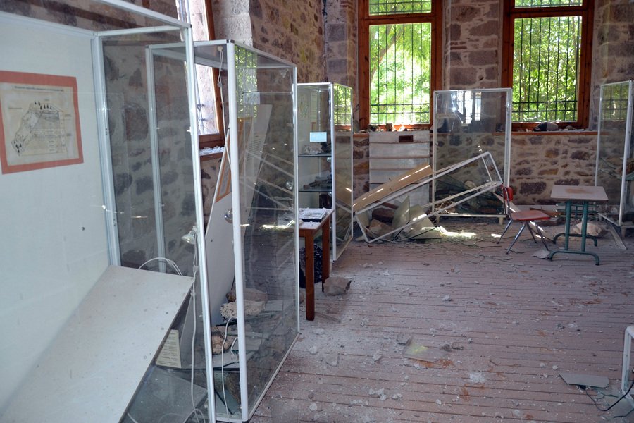 Σπασμένες προθήκες και θαμμένα κάτω από σοβάδες τα ιστορικά απολιθώματα της Λέσβου [εικόνες]  | iefimerida.gr 2
