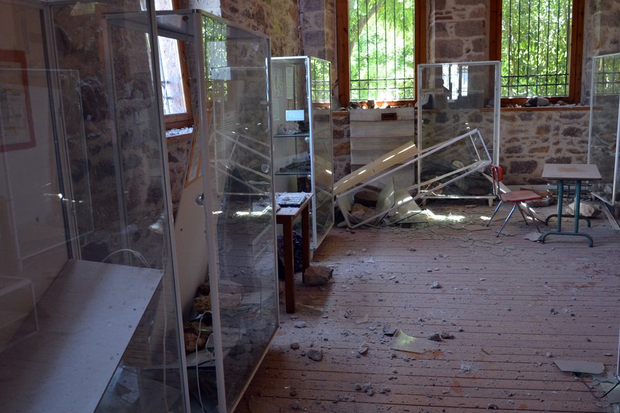 Σπασμένες προθήκες και θαμμένα κάτω από σοβάδες τα ιστορικά απολιθώματα της Λέσβου [εικόνες]  | iefimerida.gr 1