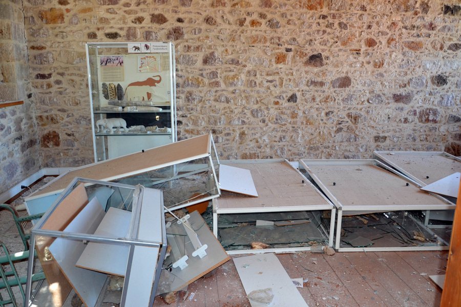 Σπασμένες προθήκες και θαμμένα κάτω από σοβάδες τα ιστορικά απολιθώματα της Λέσβου [εικόνες]  | iefimerida.gr 0