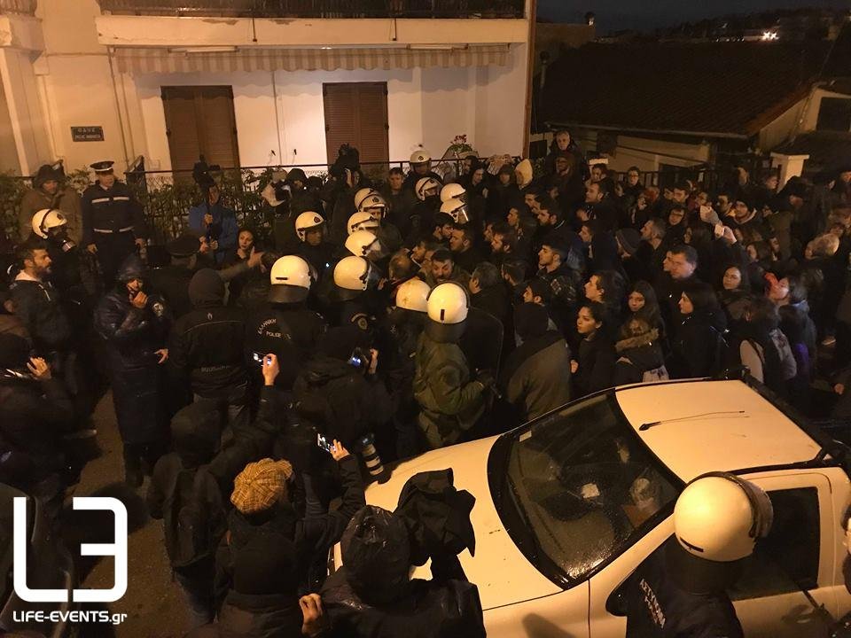 Θεσσαλονίκη: Επεισόδια & χημικά σε εκδήλωση με Γαβρόγλου-Τελικά ματαιώθηκε [εικόνες & βίντεο] | iefimerida.gr 0