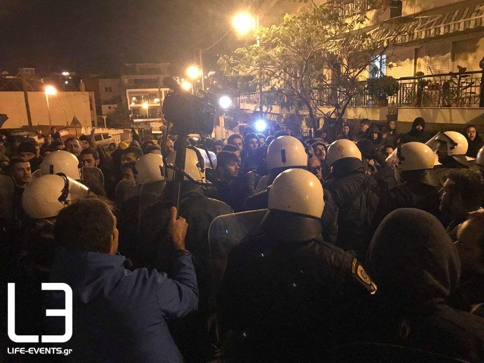 Θεσσαλονίκη: Επεισόδια & χημικά σε εκδήλωση με Γαβρόγλου-Τελικά ματαιώθηκε [εικόνες & βίντεο] | iefimerida.gr 1