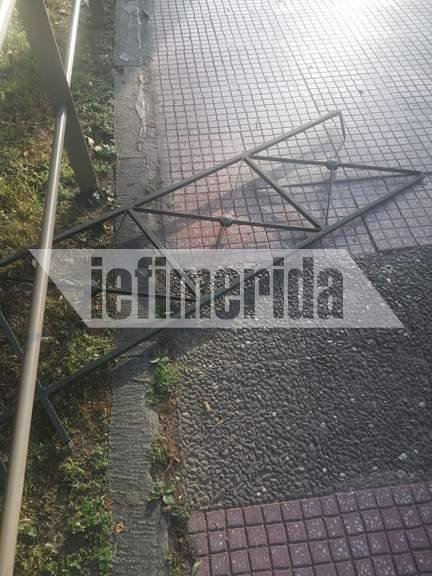 Tροχαίο στη Βασιλίσσης Σοφίας -Οχημα «καρφώθηκε» στα κάγκελα [εικόνες] | iefimerida.gr 0