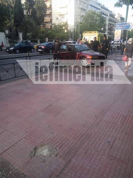 Tροχαίο στη Βασιλίσσης Σοφίας -Οχημα «καρφώθηκε» στα κάγκελα [εικόνες] | iefimerida.gr 1