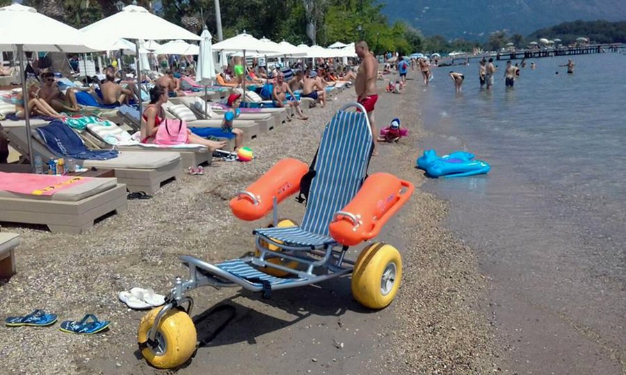 Στην Κέρκυρα έχουν όλοι πρόσβαση στη θάλασσα -Με πλωτά αναπηρικά αμαξίδια και ράμπες [εικόνες]  | iefimerida.gr 0