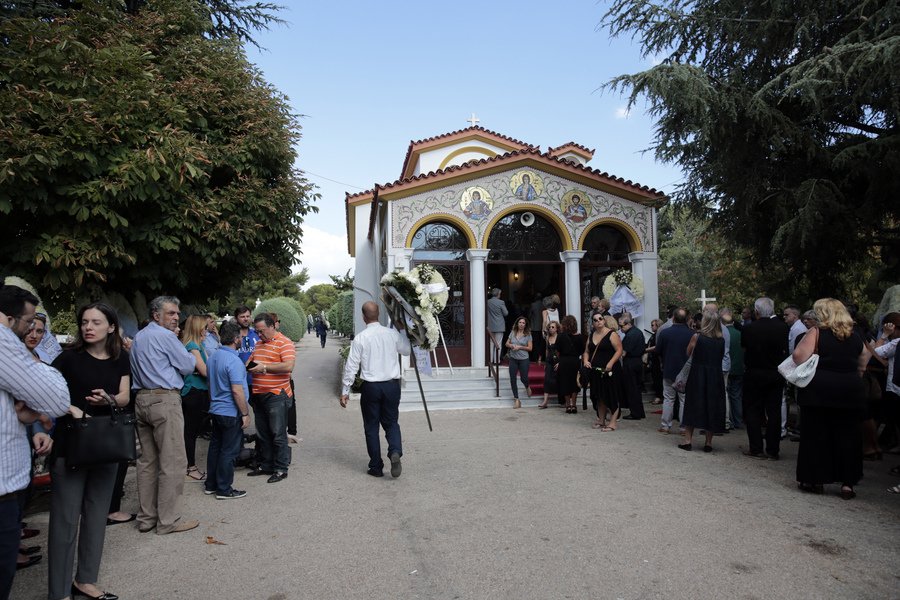 Το τελευταίο «αντίο» στον μεγάλο συγγραφέα Κώστα Μουρσελά [εικόνες] | iefimerida.gr 4