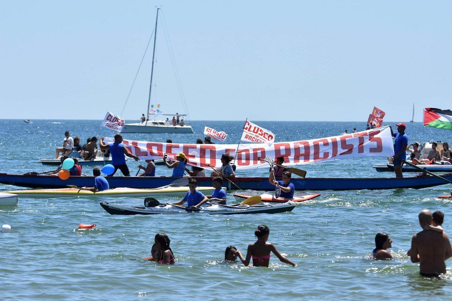 Πλοίο με ισλαμόφοβους που μπλοκάρει τις διασώσεις προσφύγων στη Μεσόγειο πλέει ανοιχτά της Κρήτης | iefimerida.gr 0