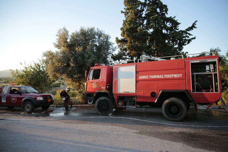 Σε ύφεση η πυρκαγιά στο Πικέρμι –Απειλήθηκε ξενοδοχείο και σπίτια [εικόνες&βίντεο] | iefimerida.gr 2