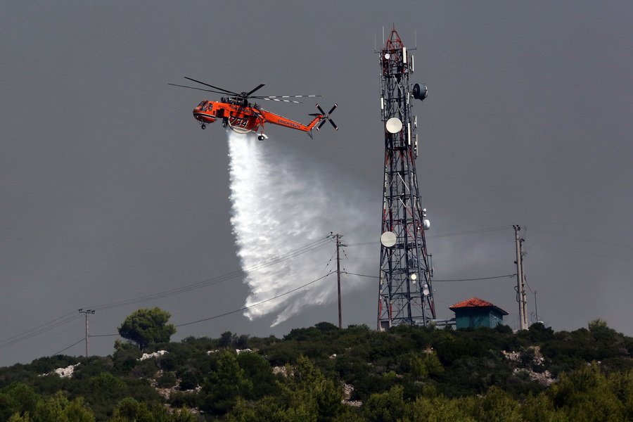 Πύρινος «εφιάλτης» για τρίτη νύχτα -Επεσε ο αέρας, παραμένουν οι φόβοι | iefimerida.gr 5