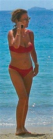 Με κατακόκκινο μπικίνι και το κινητό στο χέρι η Ολγα Τρέμη ξεκουράζεται στην Πάρο [εικόνες] | iefimerida.gr 0