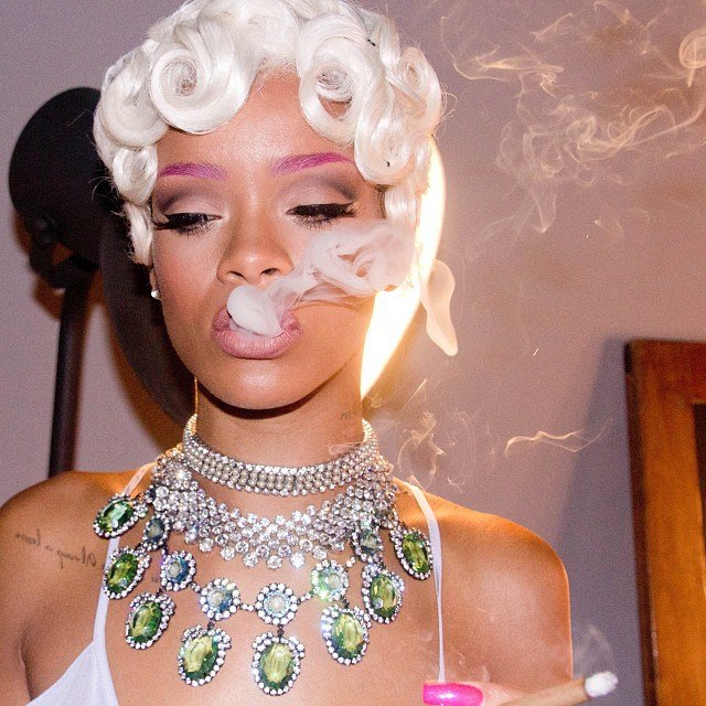 H Rihanna έβαλε φωτιά στο Instagram – Γυμνή, με διχτυωτή φόρμα σε γυρίσματα βίντεο κλιπ [εικόνες] | iefimerida.gr 0