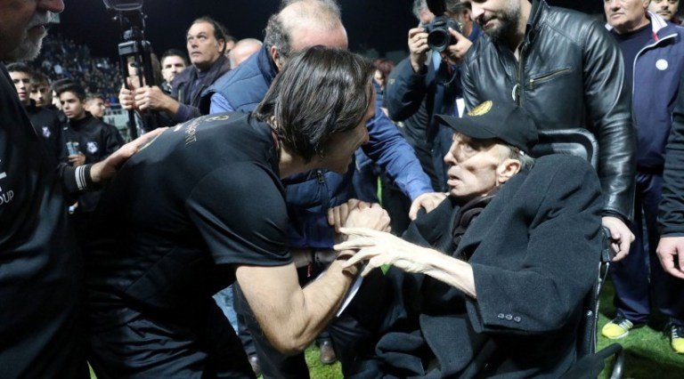 Λύγισαν οι πάντες: Συγκίνηση στο φιλικό προς τιμήν του σπουδαίου Ευγένιου Γκέραρντ [εικόνες] | iefimerida.gr 0