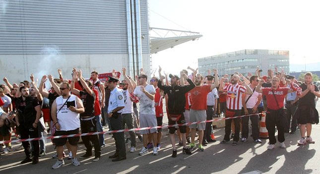 Αποθεώθηκαν από τον κόσμο οι παίκτες του Ολυμπιακού [εικόνες & βίντεο] | iefimerida.gr 0