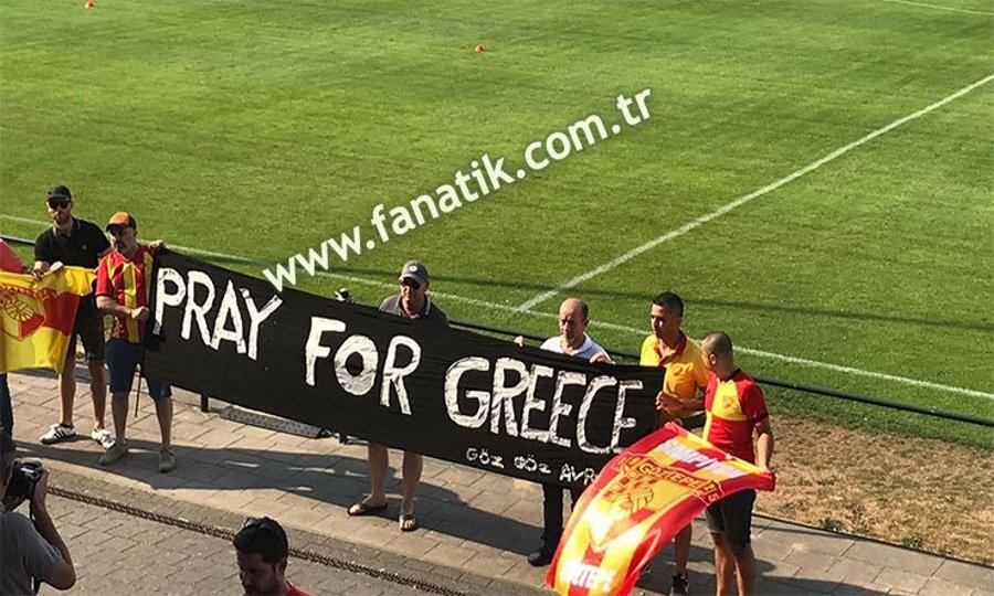 Τούρκοι οπαδοί σήκωσαν πανό για τους Ελληνες: «Προσευχόμαστε για εσάς» [εικόνα] | iefimerida.gr 0
