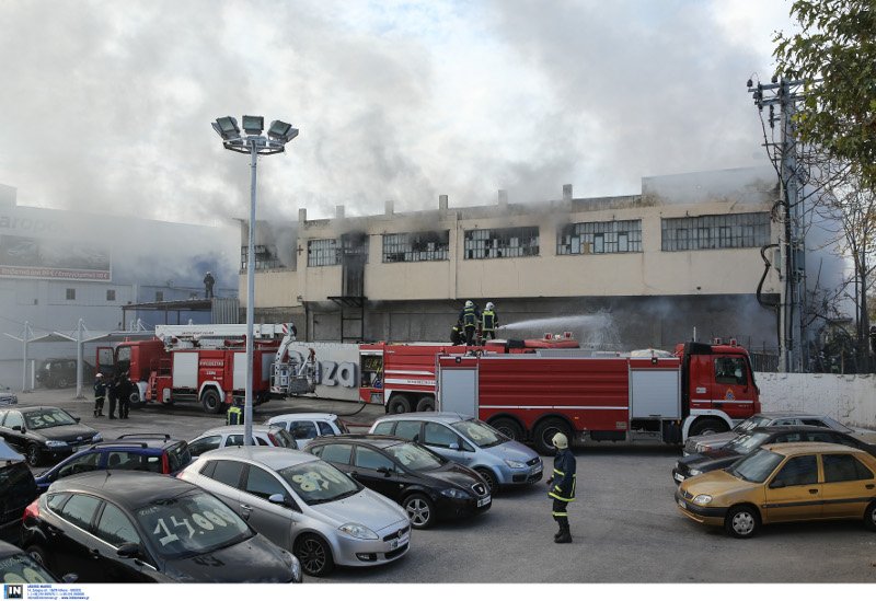 Φωτιά σε βιοτεχνικό κτίριο στο Ρέντη [εικόνες] | iefimerida.gr 1