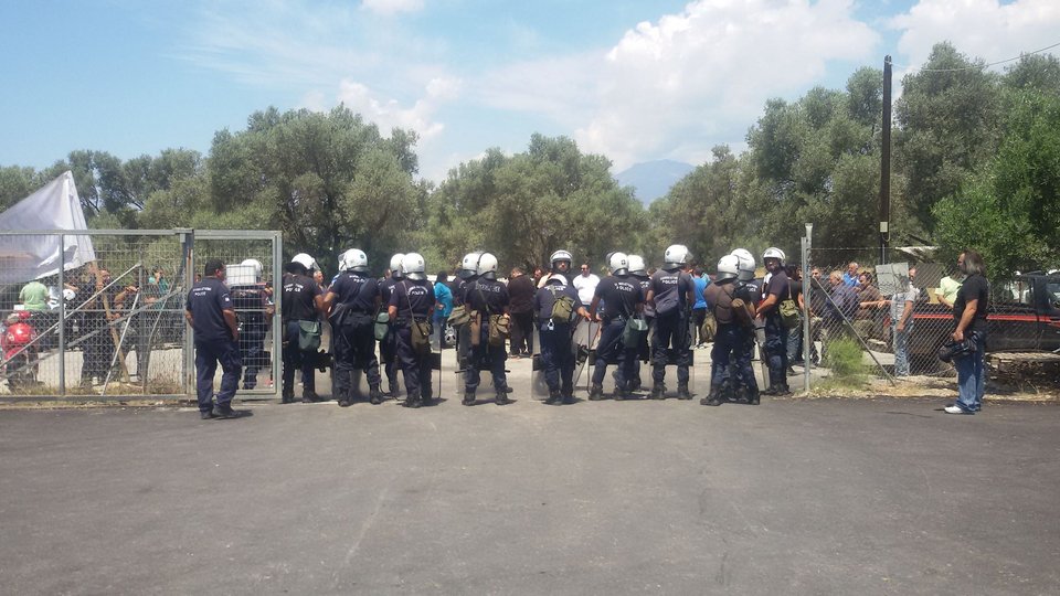 Θερμή υποδοχή στον Τσιρώνη στην Κρήτη -Με ντομάτες και ΜΑΤ [εικόνες] | iefimerida.gr 0