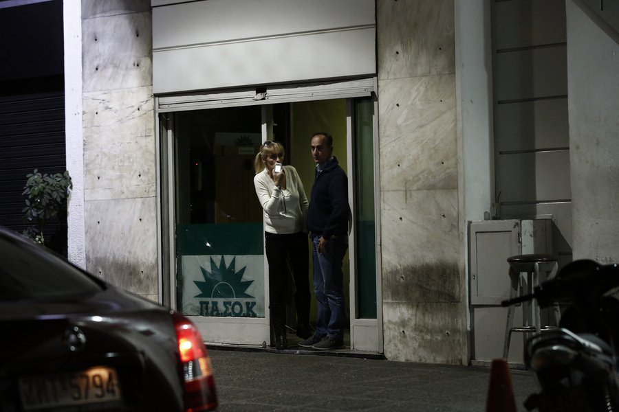 Πυροβόλησαν με καλάσνικοφ τα γραφεία του ΠΑΣΟΚ στη Χ. Τρικούπη [εικόνες & βίντεο] | iefimerida.gr 3
