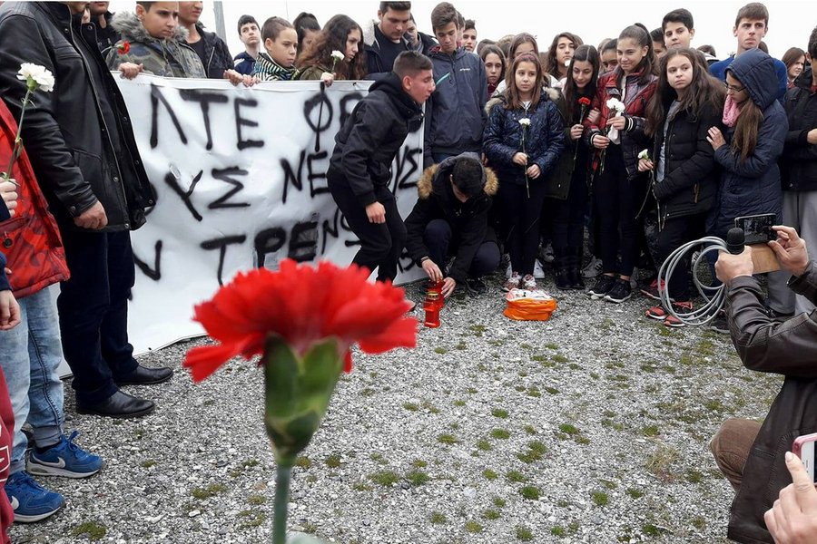 Λάρισα: Μαθητές με λουλούδια στα χεριά και κεριά ζητούν περίφραξη των σιδηροδρομικών γραμμών [εικόνες]  | iefimerida.gr 1