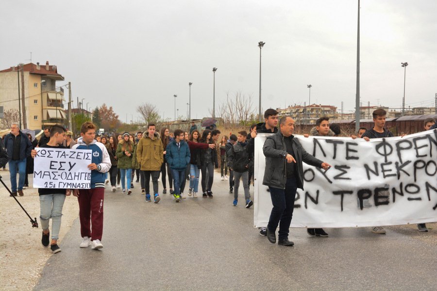 Λάρισα: Μαθητές με λουλούδια στα χεριά και κεριά ζητούν περίφραξη των σιδηροδρομικών γραμμών [εικόνες]  | iefimerida.gr 3