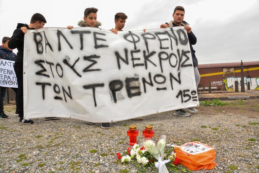 Λάρισα: Μαθητές με λουλούδια στα χεριά και κεριά ζητούν περίφραξη των σιδηροδρομικών γραμμών [εικόνες]  | iefimerida.gr 0