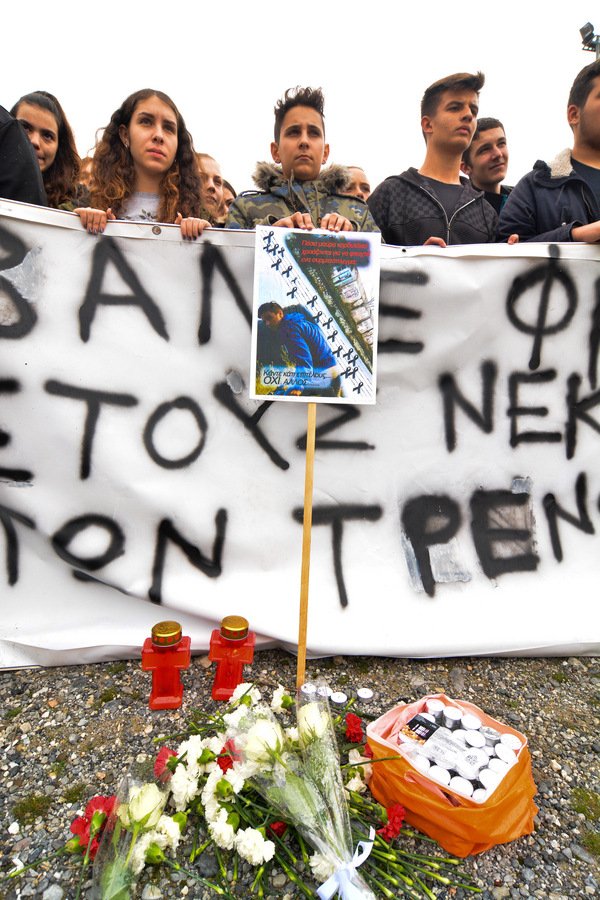 Λάρισα: Μαθητές με λουλούδια στα χεριά και κεριά ζητούν περίφραξη των σιδηροδρομικών γραμμών [εικόνες]  | iefimerida.gr 2