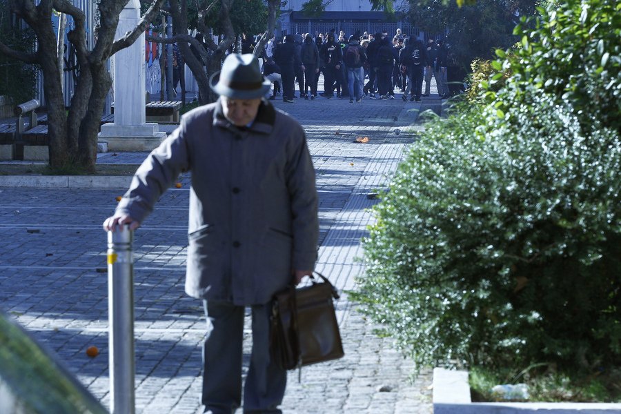 Κουκουλοφόροι διέλυσαν τα πάντα το πρωί της Τετάρτης στο κέντρο της Αθήνας [εικόνες & βίντεο] | iefimerida.gr 11