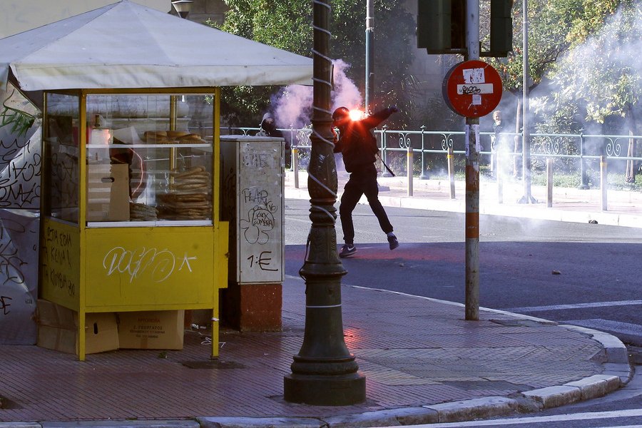 Κουκουλοφόροι διέλυσαν τα πάντα το πρωί της Τετάρτης στο κέντρο της Αθήνας [εικόνες & βίντεο] | iefimerida.gr 10