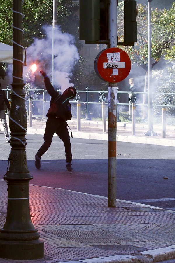 Κουκουλοφόροι διέλυσαν τα πάντα το πρωί της Τετάρτης στο κέντρο της Αθήνας [εικόνες & βίντεο] | iefimerida.gr 9