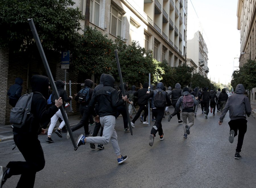 Κουκουλοφόροι διέλυσαν τα πάντα το πρωί της Τετάρτης στο κέντρο της Αθήνας [εικόνες & βίντεο] | iefimerida.gr 4