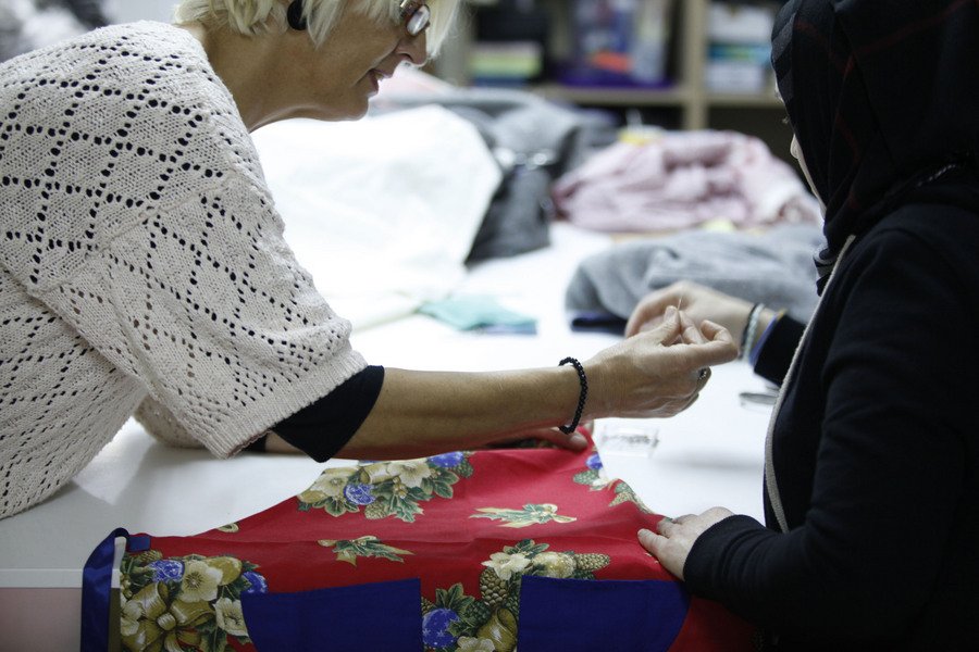 Εργαστήρι ραπτικής προσφύγων -Ράβουν παλτά και ζακέτες από κουβέρτες της Ειδομένης [εικόνες] | iefimerida.gr 2