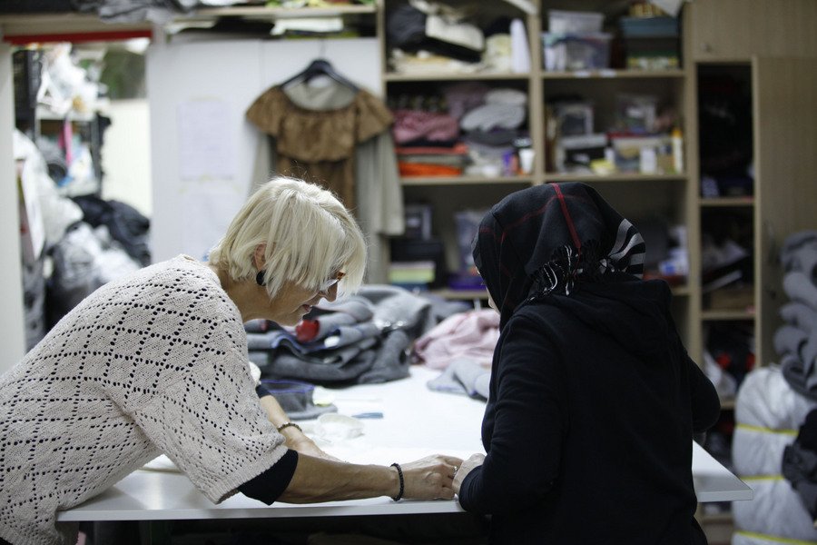 Εργαστήρι ραπτικής προσφύγων -Ράβουν παλτά και ζακέτες από κουβέρτες της Ειδομένης [εικόνες] | iefimerida.gr 0