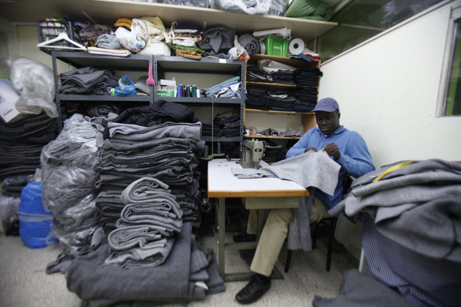 Εργαστήρι ραπτικής προσφύγων -Ράβουν παλτά και ζακέτες από κουβέρτες της Ειδομένης [εικόνες] | iefimerida.gr 3