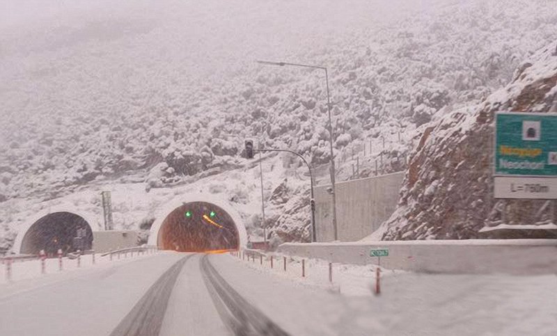 Σε κλοιό χιονιά η χώρα -Οδηγοί εγκλωβίστηκαν επί 8 ώρες στην Εθνική Αθηνών-Λαμίας [εικόνες] | iefimerida.gr 15