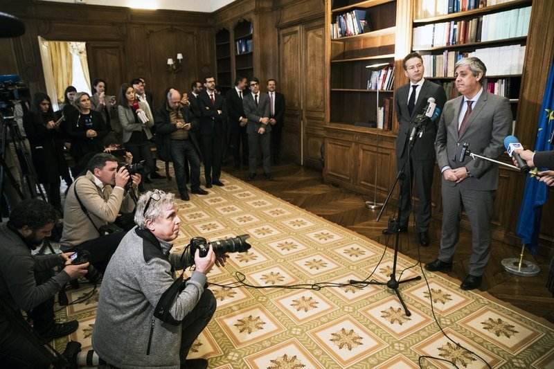 Eurogroup: Καρέ καρέ η τελετή παράδοσης από τον Ντάισελμπλουμ στον Σεντένο [εικόνες] | iefimerida.gr 2