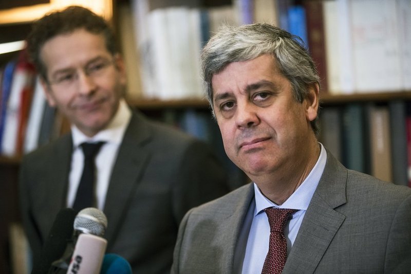 Eurogroup: Καρέ καρέ η τελετή παράδοσης από τον Ντάισελμπλουμ στον Σεντένο [εικόνες] | iefimerida.gr 1