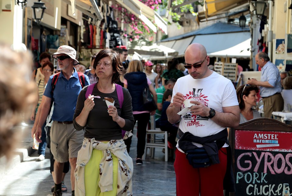 H Aθήνα μέσα από τα μάτια των τουριστών: Αρχαία, σουβλάκια, σανδάλια και Zorbas [εικόνες] | iefimerida.gr 6
