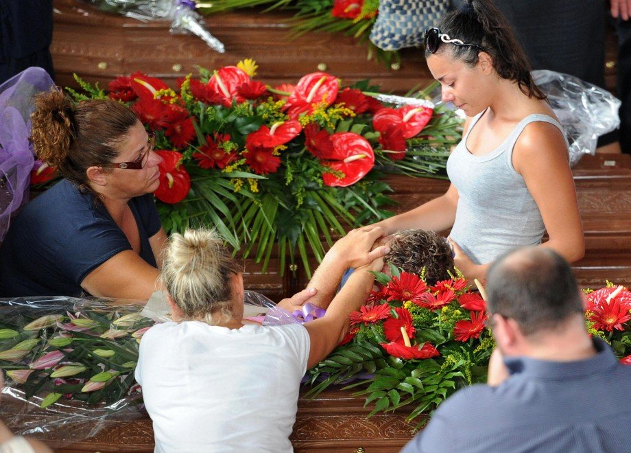 Ιταλία: 38 φέρετρα, 4.000 πολίτες για το τελευταίο αντίο, αμέτρητος ο πόνος [εικόνες]  | iefimerida.gr 7