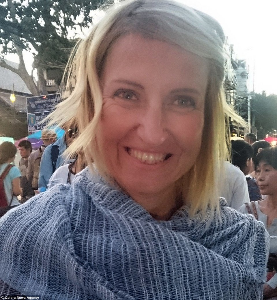 Πήρε διαζύγιο και ταξιδεύει στον κόσμο με το νυφικό της [εικόνες] | iefimerida.gr 18