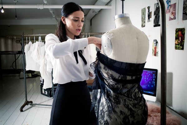 Η γυναίκα που ντύνει Τζίτζι Χαντίντ και Ριάνα - Εχει τα πιο φιλικά προς το περιβάλλον ρούχα[εικόνες] | iefimerida.gr 1