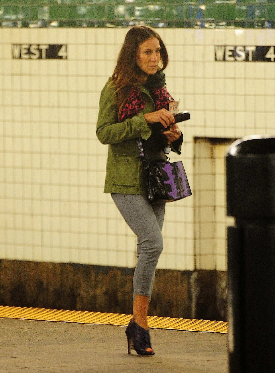 Τι συμβαίνει όταν οι σούπερ σταρ αποφασίζουν να μπουν στο μετρό της Νέας Υόρκης [εικόνες] | iefimerida.gr 2