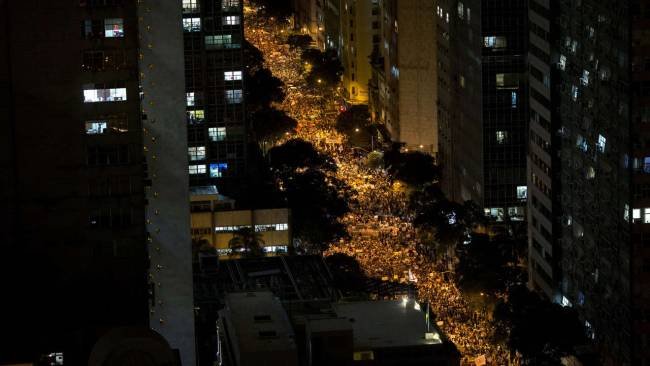 200.000 Βραζιλιάνοι στο δρόμο - «Η Βραζιλία δεν είναι μόνο ποδόσφαιρο», φώναζαν οι διαδηλωτές [εικόνες] | iefimerida.gr 7