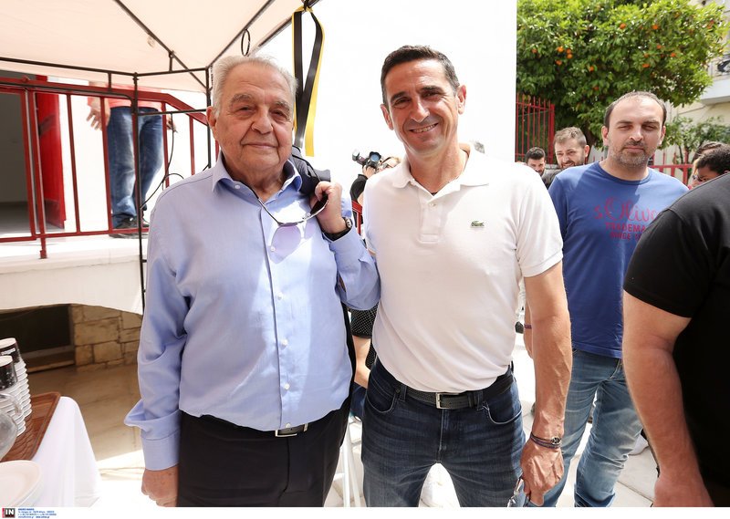 Ο Φλαμπουράρης το... έριξε στα σουτ -Σε εγκαίνια ποδοσφαιρικού γηπέδου [εικόνες] | iefimerida.gr 3