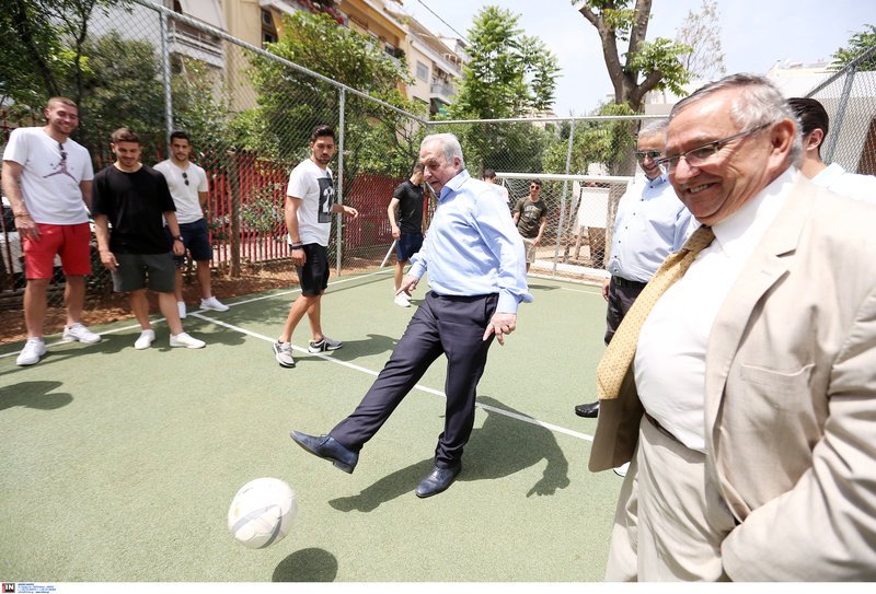 Ο Φλαμπουράρης το... έριξε στα σουτ -Σε εγκαίνια ποδοσφαιρικού γηπέδου [εικόνες] | iefimerida.gr 0
