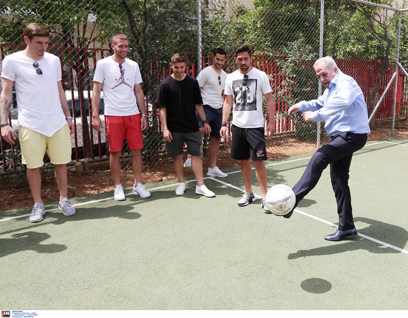 Ο Φλαμπουράρης το... έριξε στα σουτ -Σε εγκαίνια ποδοσφαιρικού γηπέδου [εικόνες] | iefimerida.gr 1