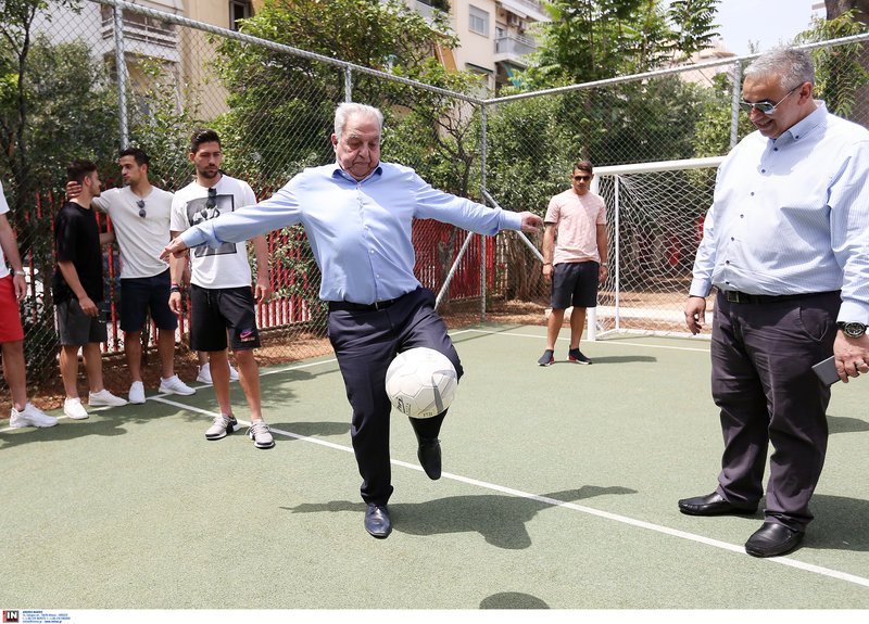 Ο Φλαμπουράρης το... έριξε στα σουτ -Σε εγκαίνια ποδοσφαιρικού γηπέδου [εικόνες] | iefimerida.gr 2