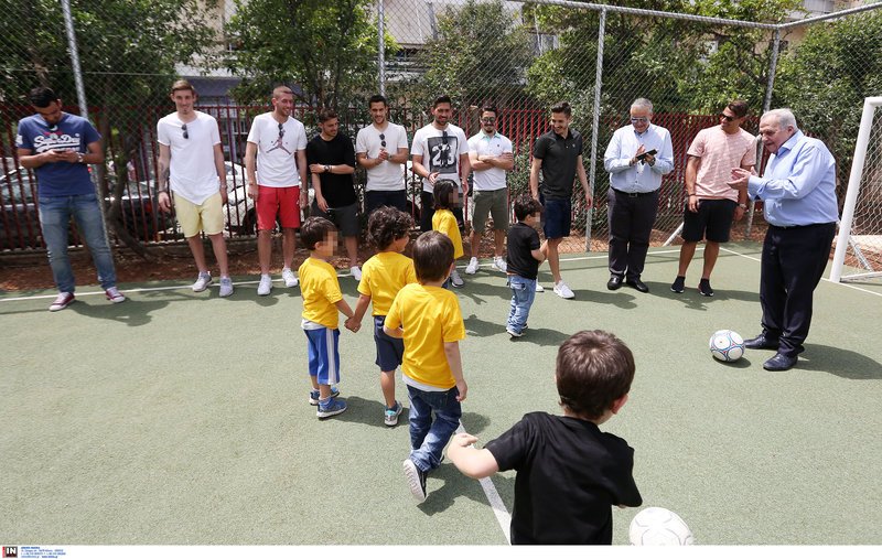 Ο Φλαμπουράρης το... έριξε στα σουτ -Σε εγκαίνια ποδοσφαιρικού γηπέδου [εικόνες] | iefimerida.gr 6